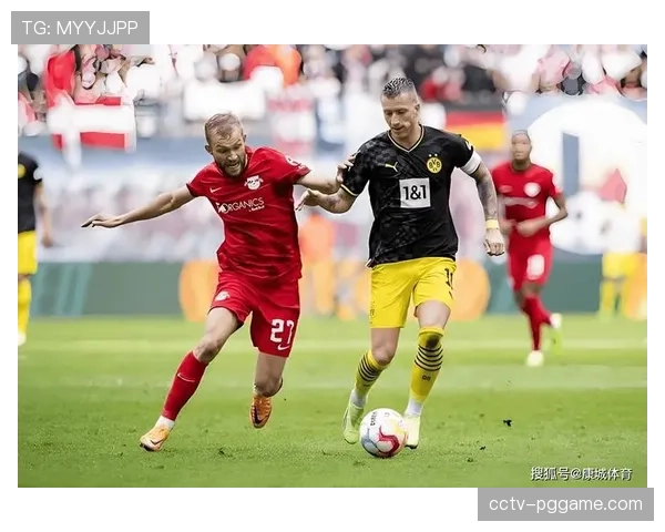 关键瞬间：莱比锡前锋奥蓬达一次冲刺30米完成回追抢断，赢得主场掌声